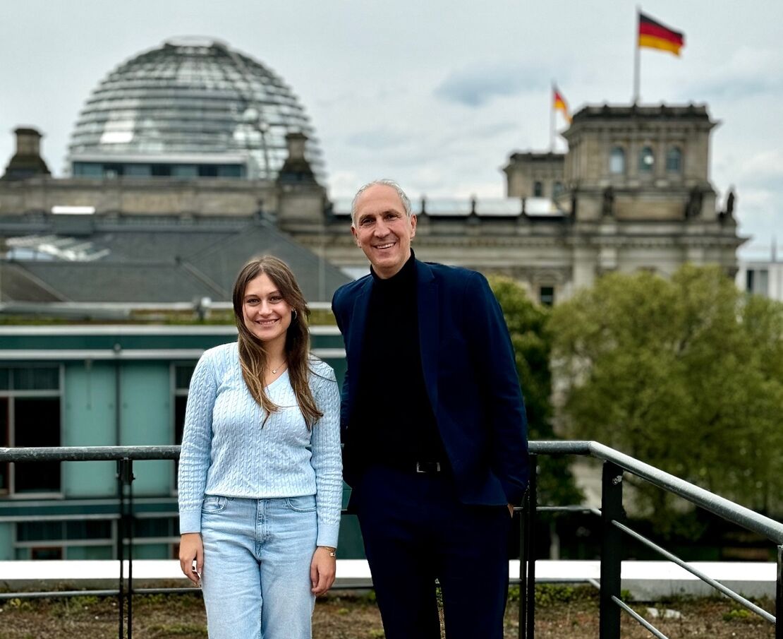 Christoph Schmid, MdB mit der Girls´Day-Teilnehmerin Sara mit Blick auf die Reichstagskuppel