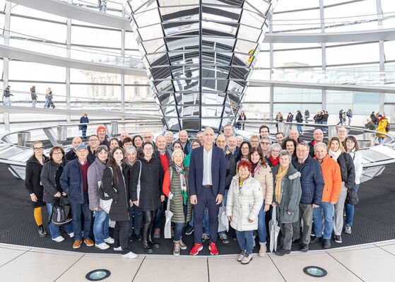 Besuchergruppe beim SPD-Abgeordneten Christoph Schmid in Berlin. Foto in der Reichstagskuppel