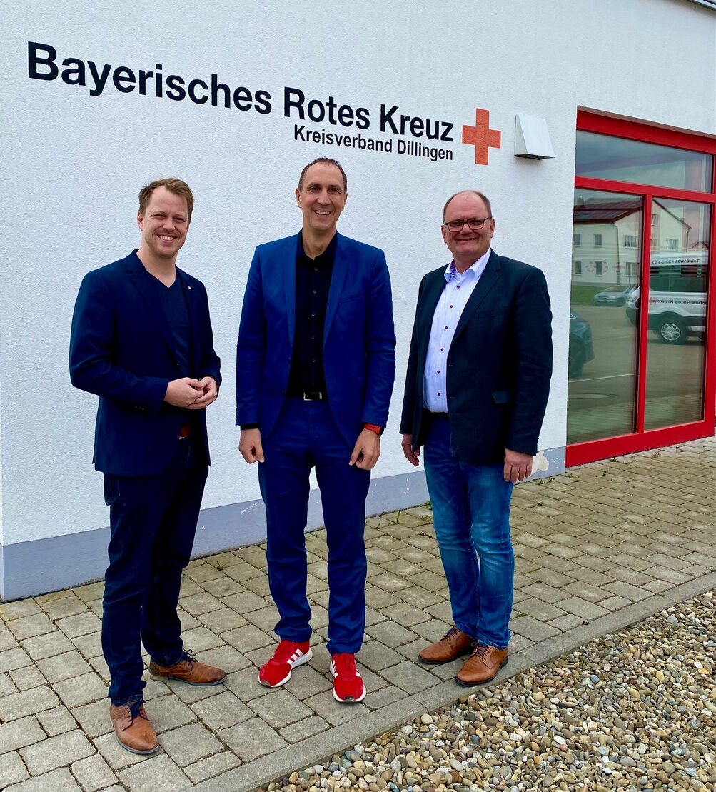 Über die Notlage der Rettungsdienste informieren sich Fabian Wamser, Christoph Schmid, MdB und Georg Wiedemann (v.l.n.r.) beim BRK-Kreisverband Dillingen