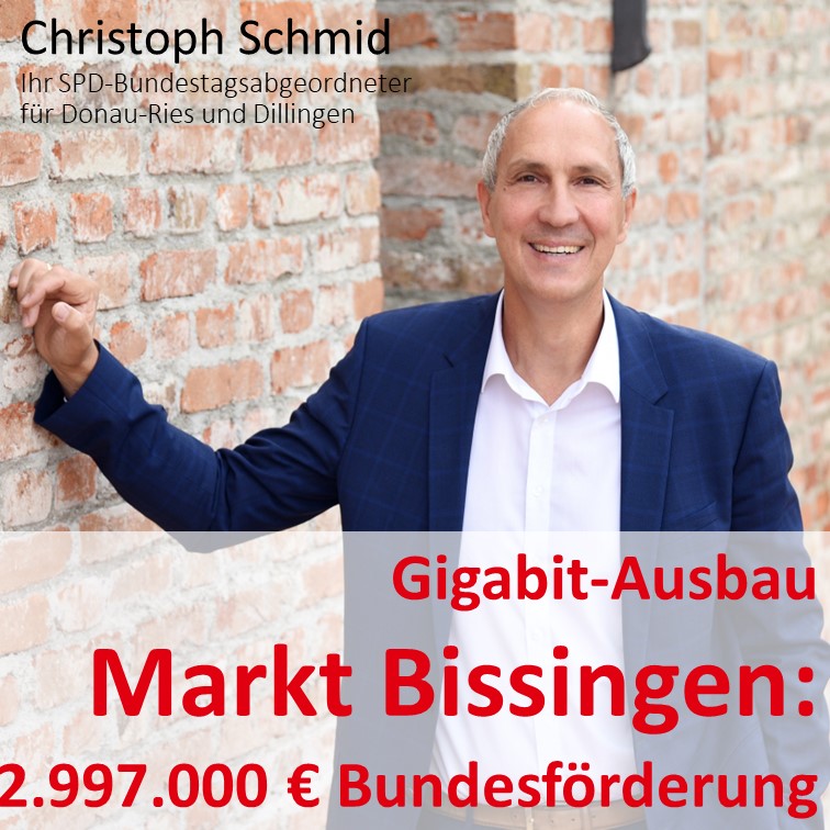 MdB Christoph Schmid vor einer Wand mit der Bildunterschrift: Gigabit-Ausbau Markt Bissingen: 2.997.000 Euro Bundesförderung