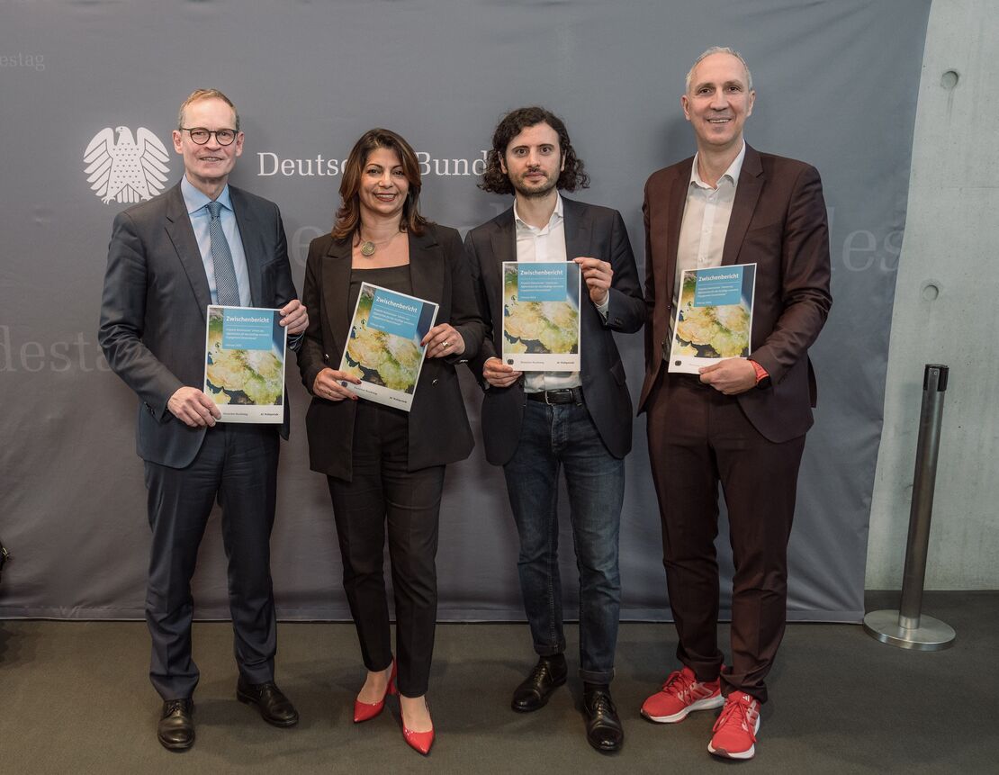 MdB Christoph Schmid (rechts) gemeinsam mit (von links) Michael Müller, MdB und Vorsitzender der Enquete-Kommission, MdB Derya Türk-Nachbauer (Mitglied Enquete-Kommission) und MdB Hakan Demir (stv. Mitglied Enquete-Kommission)