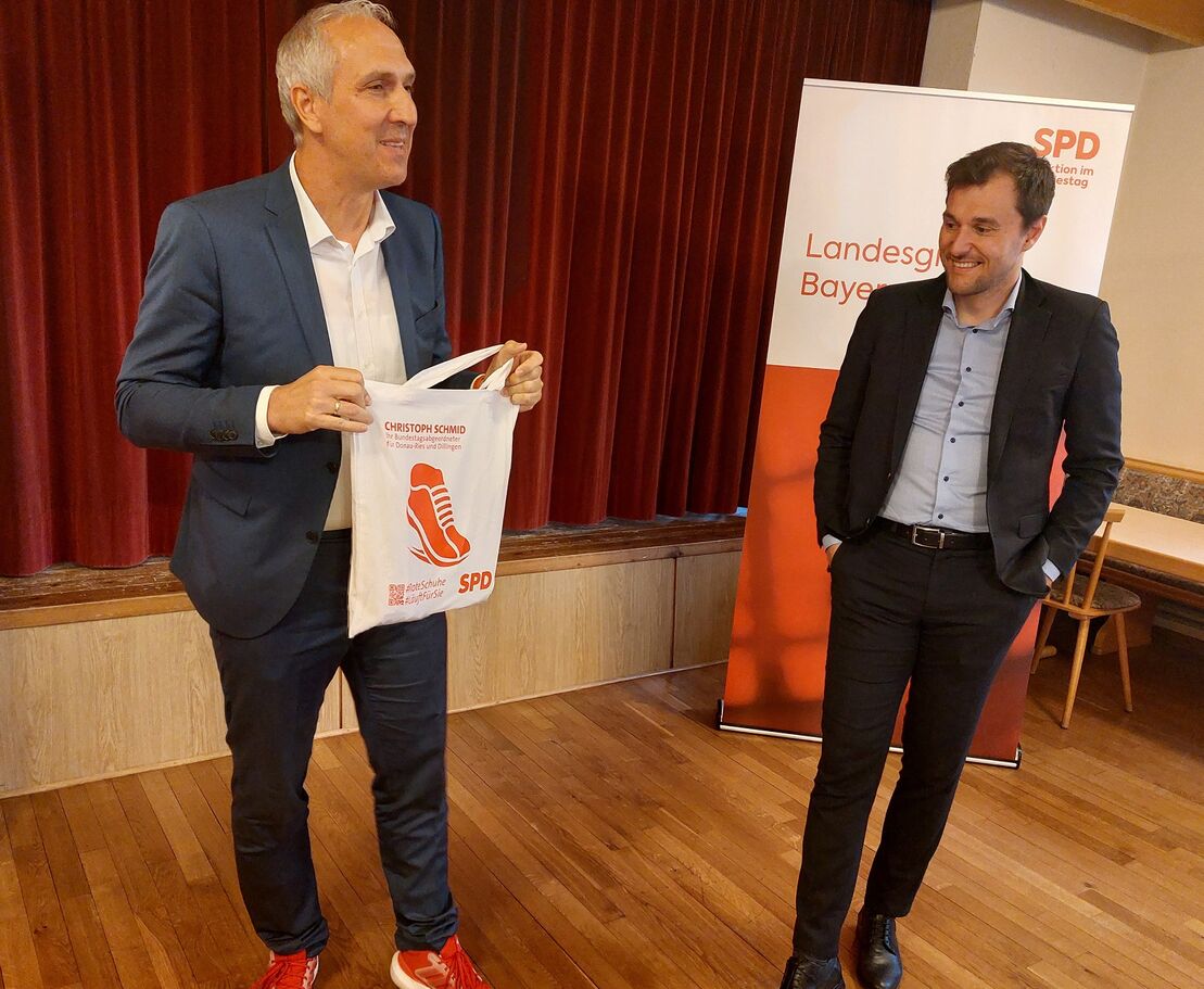 MdB Christoph Schmid überreicht MdB Johannes Schätzl einen Jutebeutel mit dem Logo &quot;Läuft für Sie&quot;
