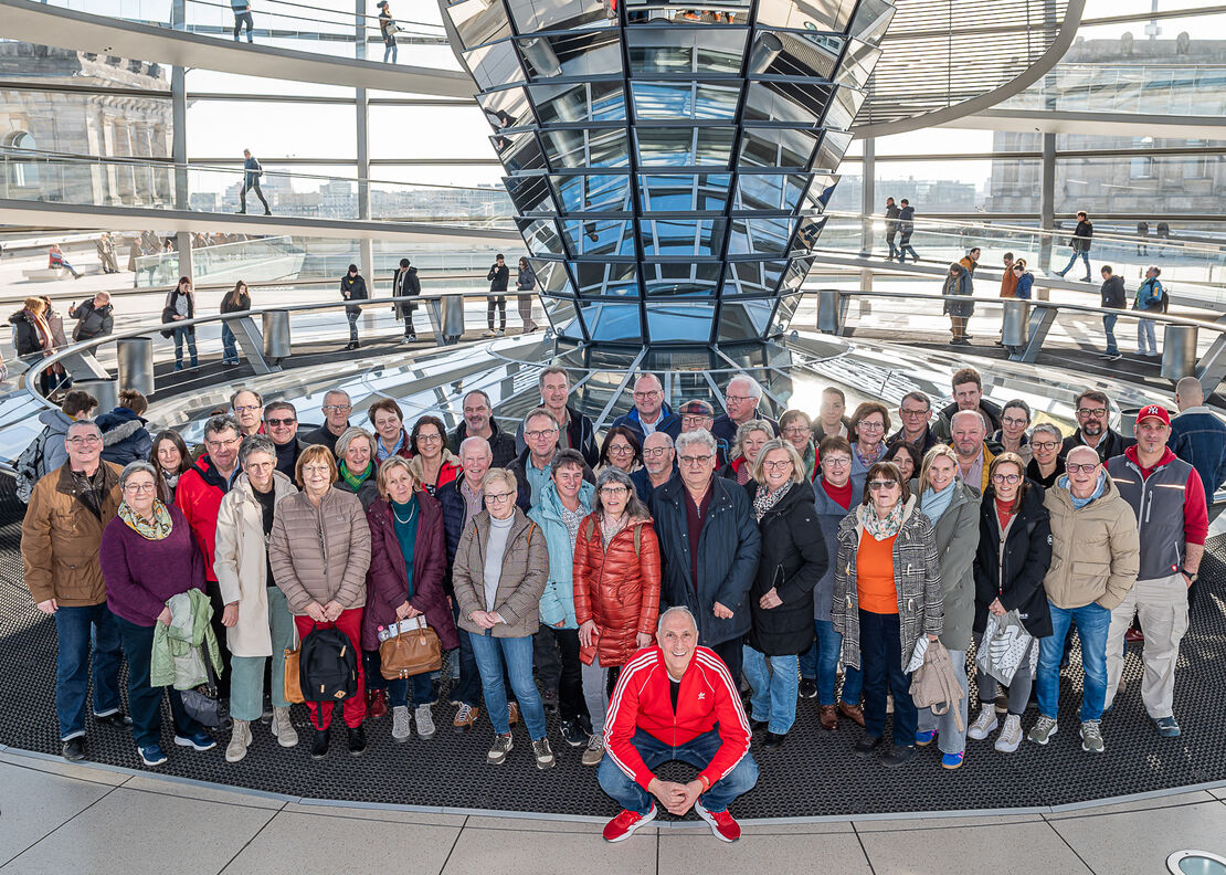 Die Besucher:innen der BPA-Fahrt posieren zusammen mit MdB Christoph Schmid in der Reichstagskuppel