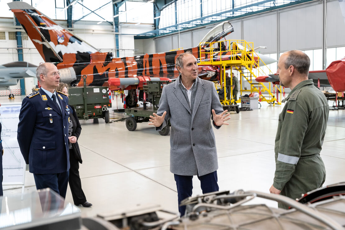 Christoph Schmid, MdB (Mitte) im Gespräch mit Kommandeur Oberst Thorsten Milewski (links) und Eurofighter-Ausbilder Hauptmann Christian Stellbrink (rechts).