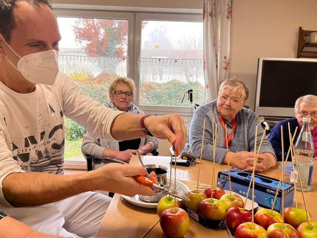 MdB Christoph Schmid gemeinsam mit Senioren am Basteln