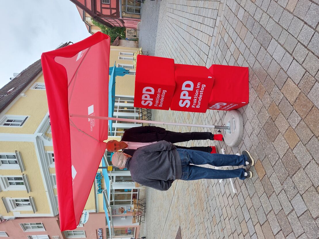 MdB Christoph Schmid im Gespräch mit einem Bürger in Nördlingen