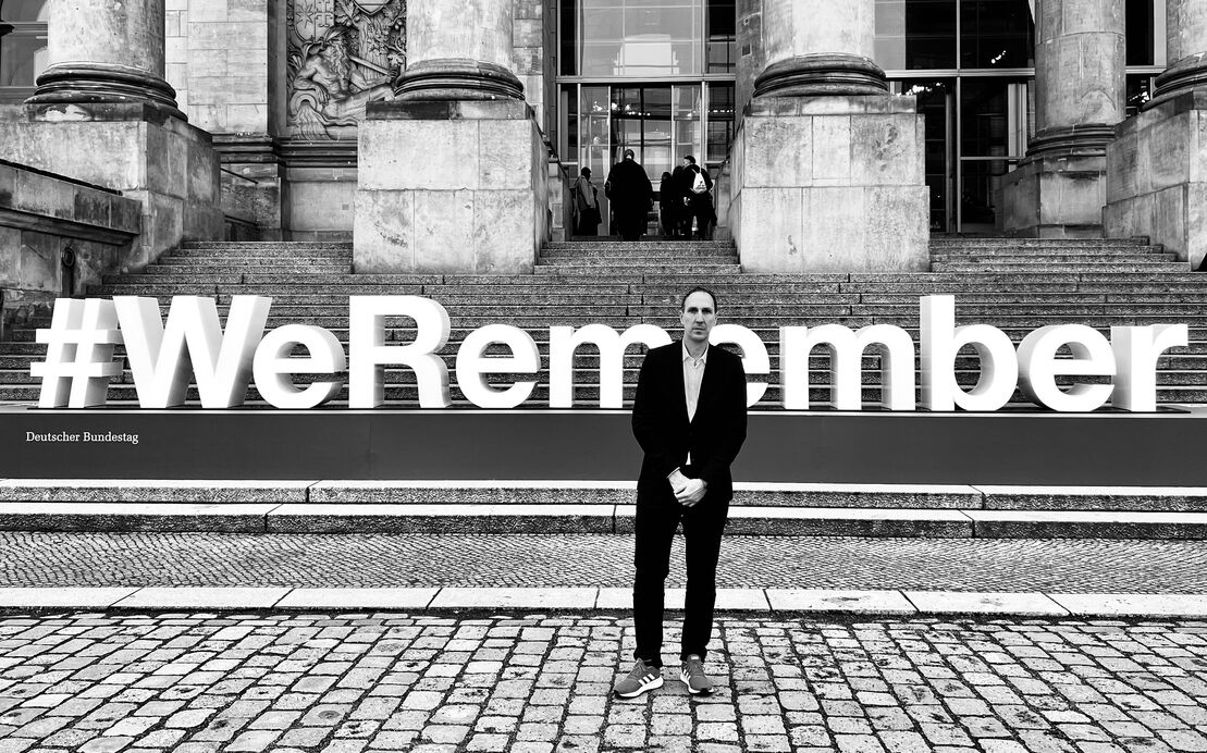 MdB Christoph Schmid vor #WeRemember-Aufsteller