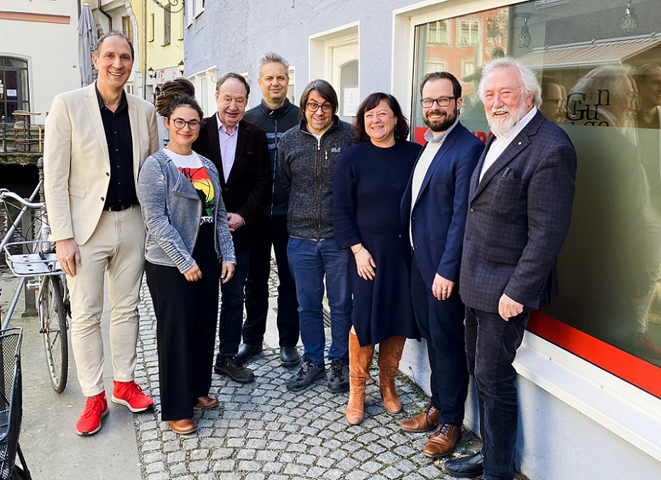 Christoph Schmid, MdB, Sonja Mettenleiter, Dr. Hans-Martin Steiger, Matthias Ressler, Tobias Zwirner, PStS Dr. Bärbel Kofler, Jan Rothenbacher und Manfred Neun stehen vor dem Wahlkreisbüro von Christoph Schmid