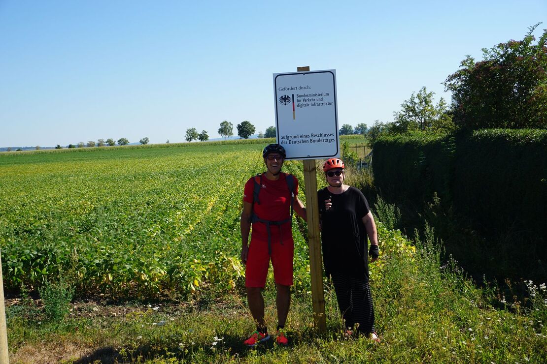 Christoph Schmid und Leni Breymaier bei einer Pause bei der Radtour