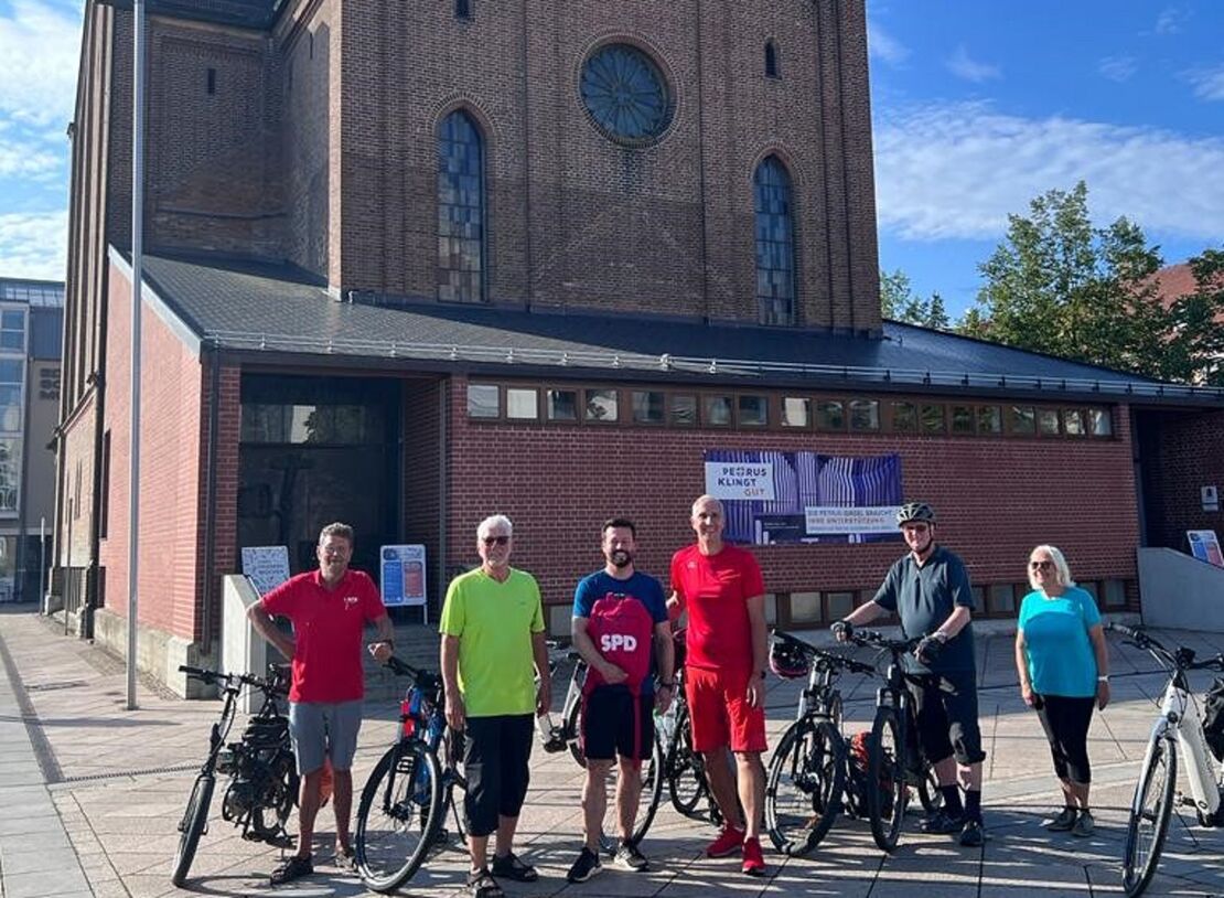 MdB Christoph Schmid bei einem Stopp seiner Radtour in Neu-Ulm