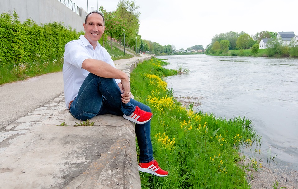 MdB Christoph Schmid sitzt an einem Fluss